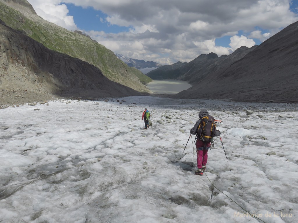 Olga y Luis acabando el Glaciar Oberaar, al fondo el Lago Oberaar